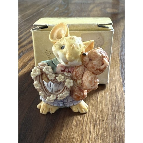 Little Cheesers Figurine Mouse‎ Holding Teddy Bear And Heart Wreath 1993 - Picture 1 of 5